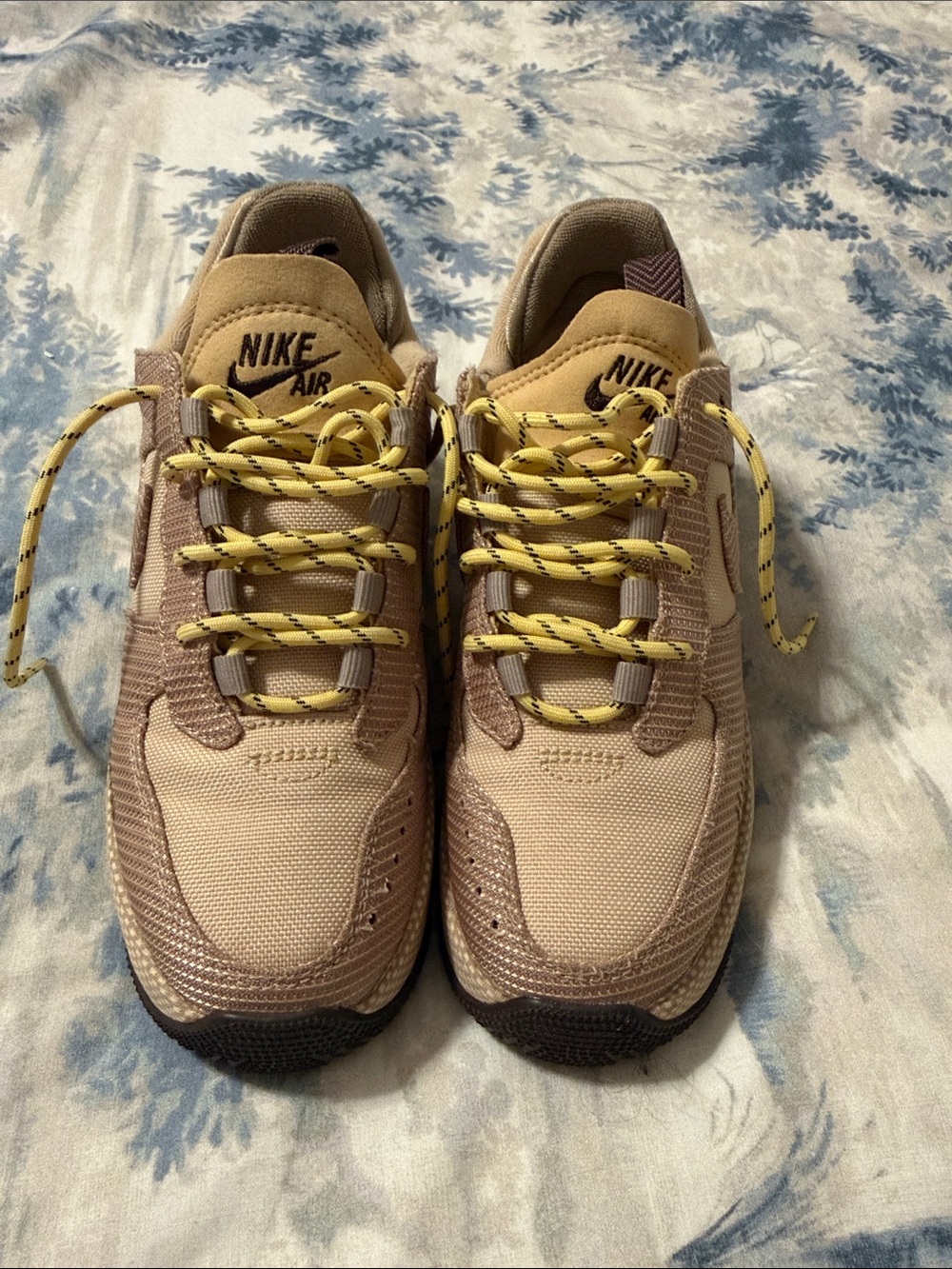 Nike Men’s Beige/Tan Sneakers with Yellow Accent Laces